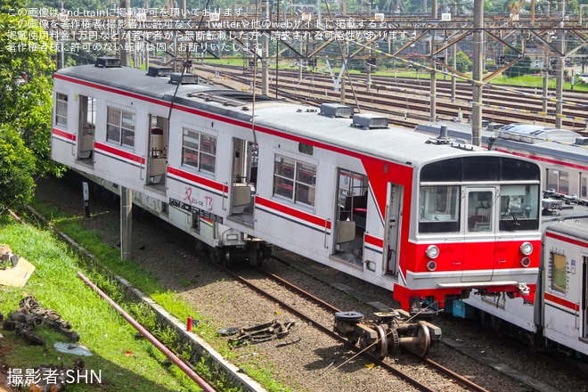 【KCI】元JR東の203系マト68編成デポック車両基地で線路から離れ吊り上げられていることが確認を不明で撮影した写真