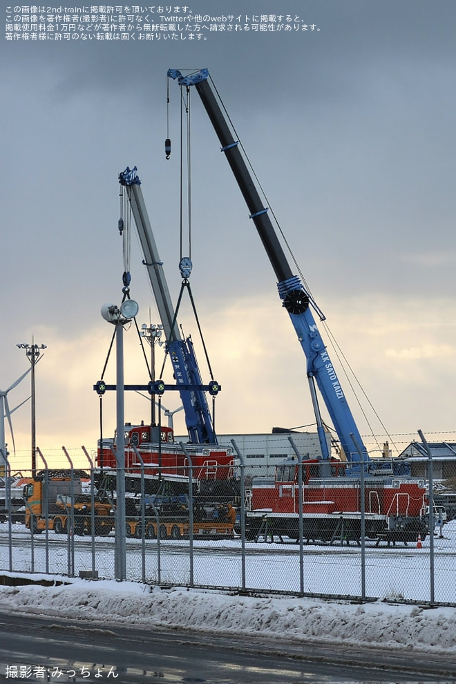 【JR東】DE10-1649などが秋田港より貨物船「CENTURY MAS」に積み込みを不明で撮影した写真