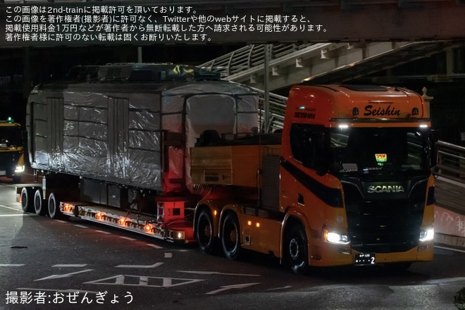 【江ノ電】700形の第1編成がJ-TREC(総合車両製作所)横浜事業所を出場し陸送 - 江ノ島付近にて撮影