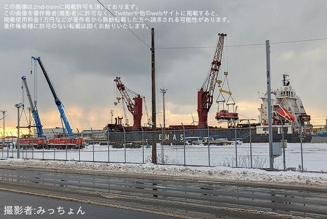 【JR東】DE10-1649などが秋田港より貨物船「CENTURY MAS」に積み込みを不明で撮影した写真