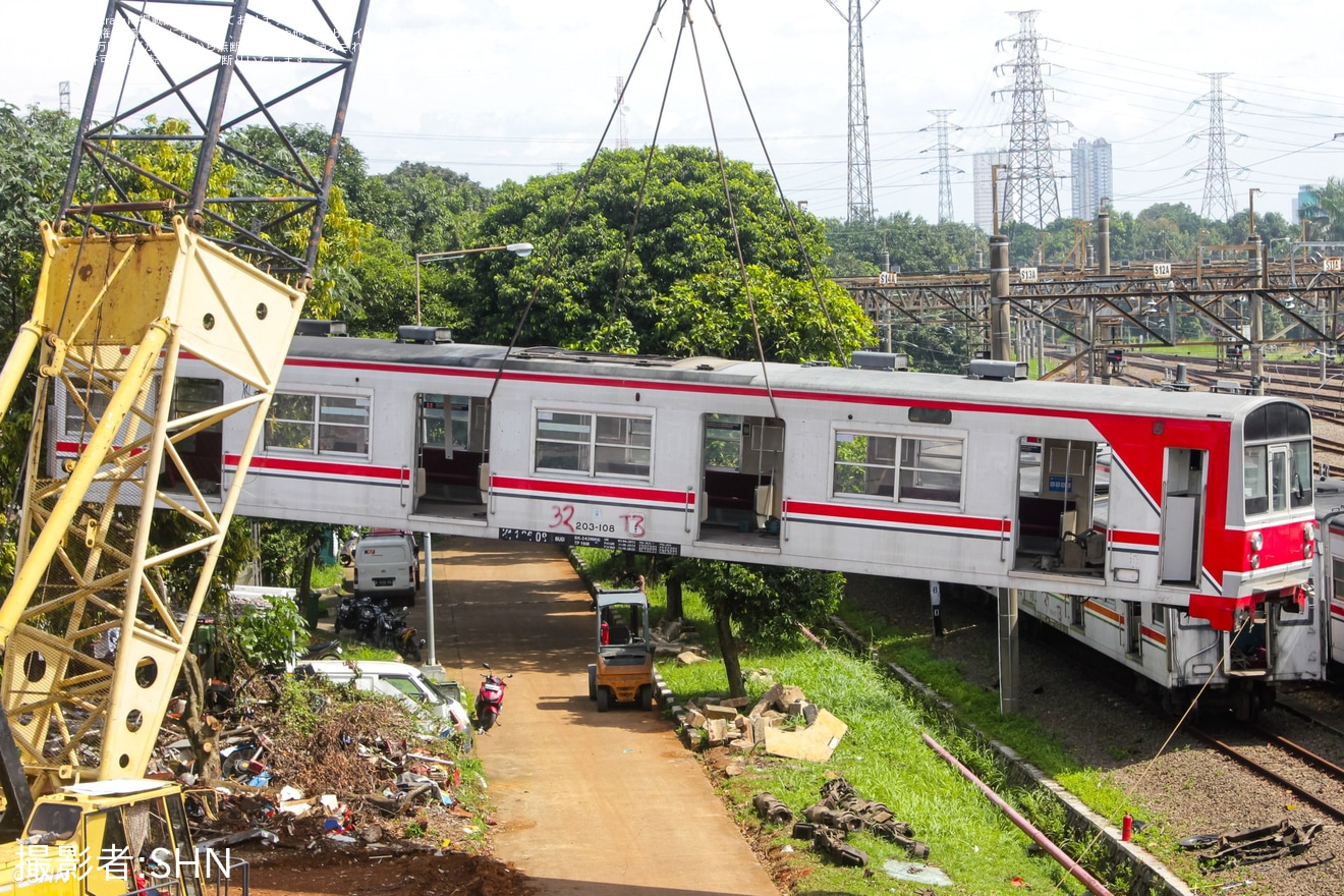 【KCI】元JR東の203系マト68編成デポック車両基地で線路から離れ吊り上げられていることが確認の拡大写真