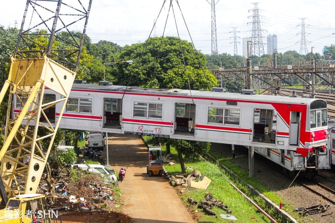 【KCI】元JR東の203系マト68編成デポック車両基地で線路から離れ吊り上げられていることが確認を不明で撮影した写真