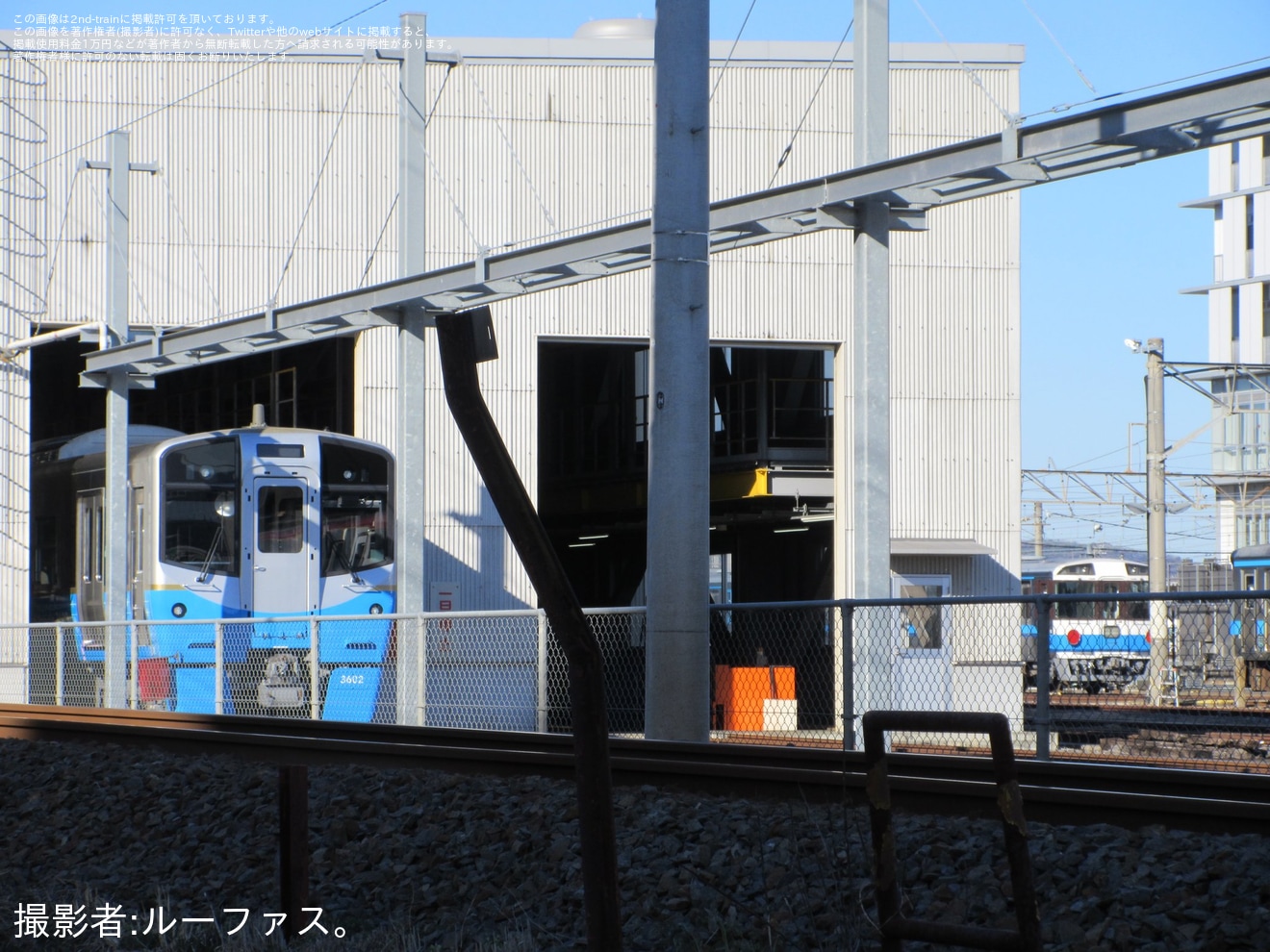 【JR四】高松運転所にてキハ185系に赤い反射板が取り付けられていることが確認の拡大写真