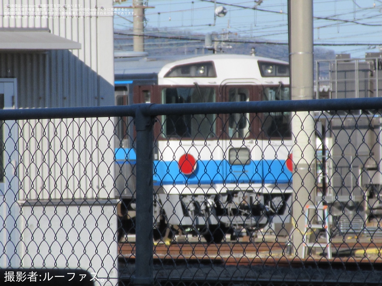 【JR四】高松運転所にてキハ185系に赤い反射板が取り付けられていることが確認の拡大写真