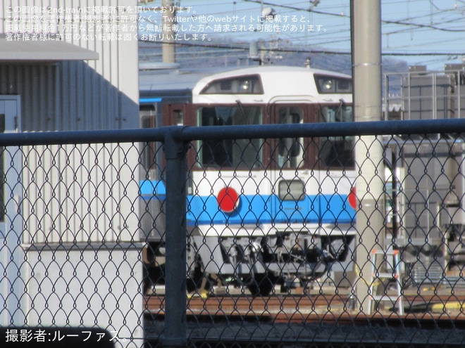 【JR四】高松運転所にてキハ185系に赤い反射板が取り付けられていることが確認を高松運転所付近で撮影した写真