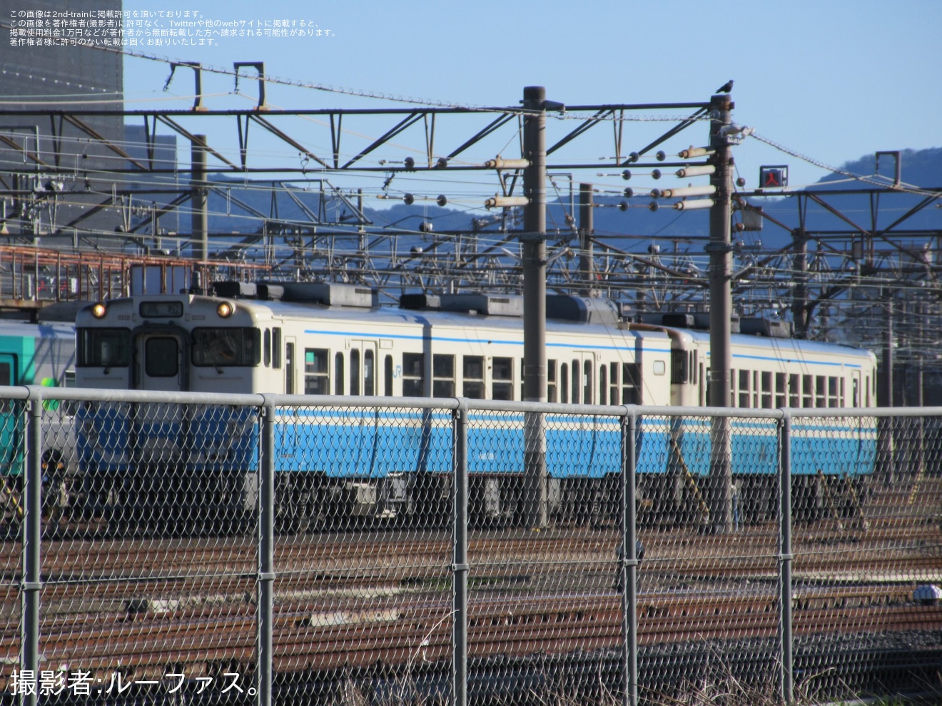 【JR四】高松運転所にてキハ185系に赤い反射板が取り付けられていることが確認の拡大写真