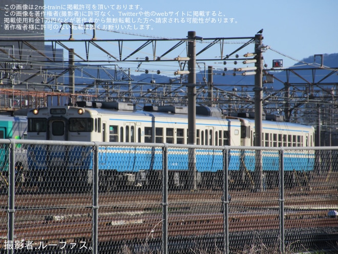 【JR四】高松運転所にてキハ185系に赤い反射板が取り付けられていることが確認を高松運転所付近で撮影した写真