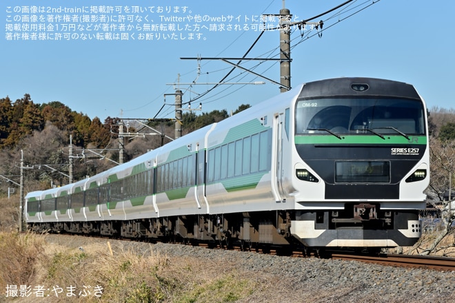 【JR東】「よみうり貸切列車で行く!新春!成田山新勝寺初詣」号(高崎線始発)が運転を不明で撮影した写真