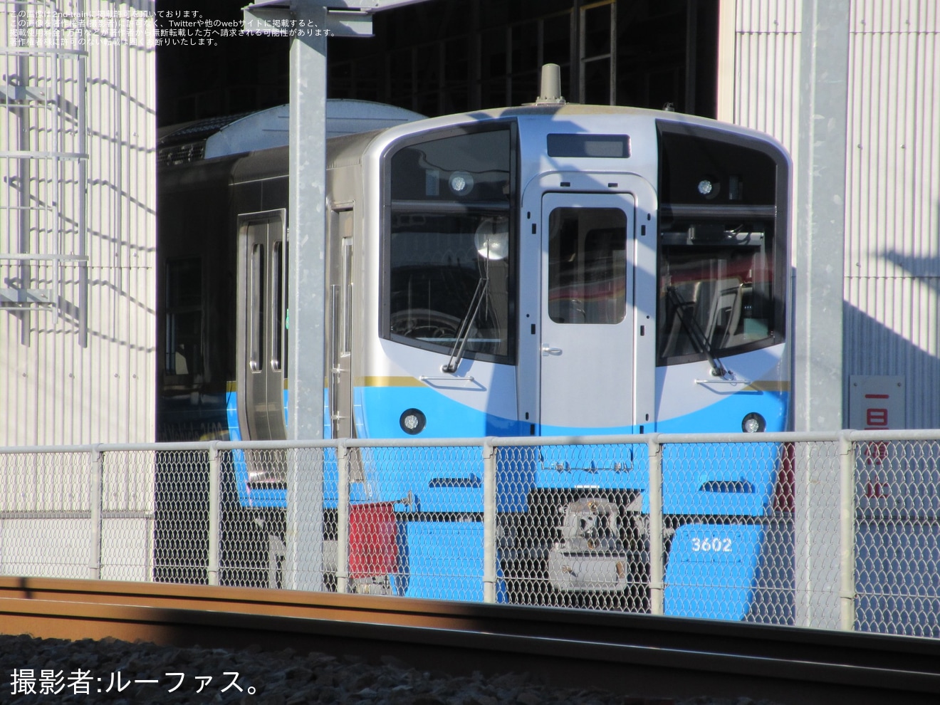 【JR四】高松運転所にてキハ185系に赤い反射板が取り付けられていることが確認の拡大写真