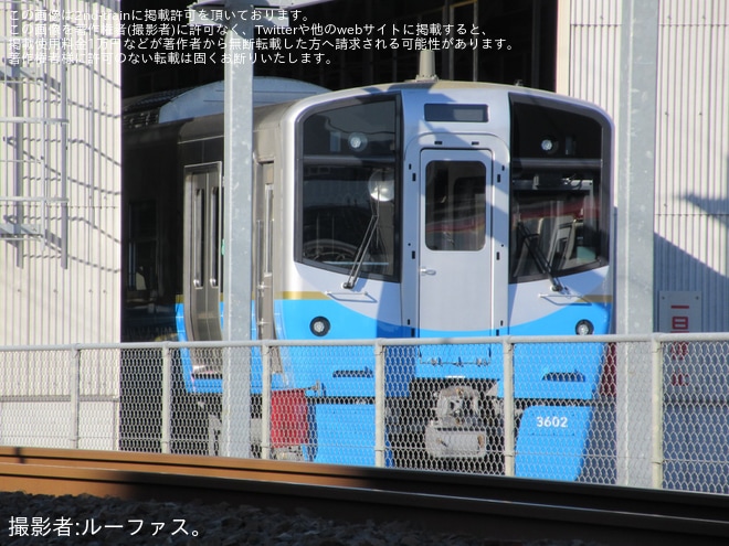【JR四】高松運転所にてキハ185系に赤い反射板が取り付けられていることが確認を高松運転所付近で撮影した写真