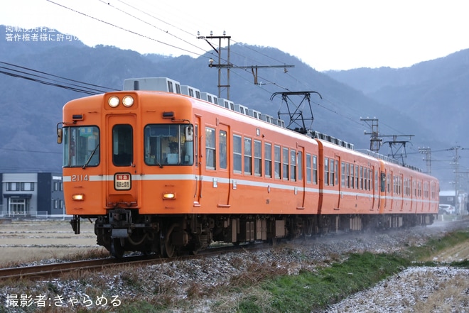 【一畑】2100系2104号・2114号使用「リバイバル特急スーパーライナー」を運行を不明で撮影した写真