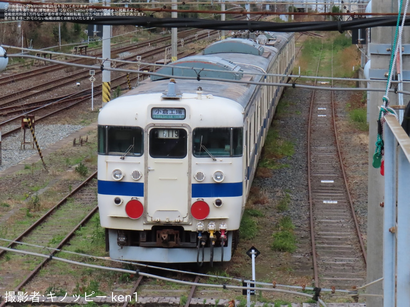 【JR九】疎開している415系Fo-119編成に反射板取り付けと前面行き先幕「小倉工場　ありがとう415系100番台」が確認の拡大写真