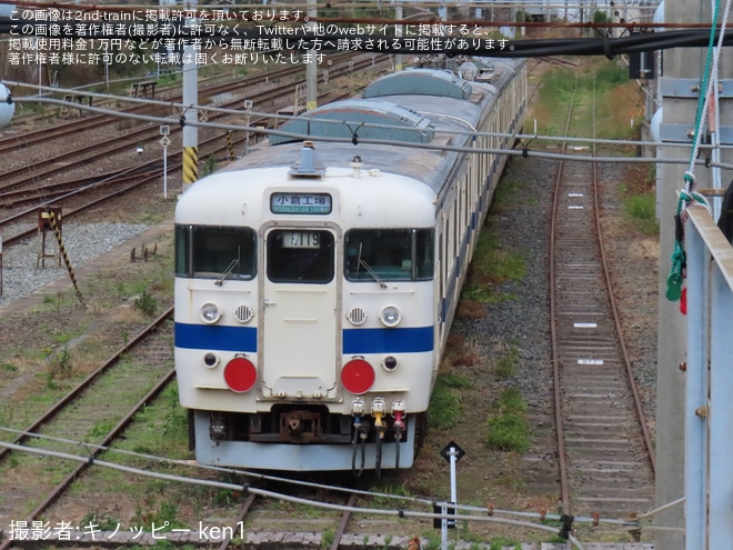 【JR九】疎開している415系Fo-119編成に反射板取り付けと前面行き先幕「小倉工場　ありがとう415系100番台」が確認を門司港駅付近で撮影した写真