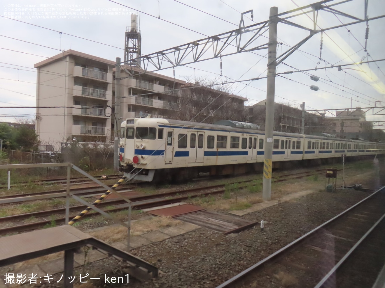 【JR九】疎開している415系Fo-119編成に反射板取り付けと前面行き先幕「小倉工場　ありがとう415系100番台」が確認の拡大写真