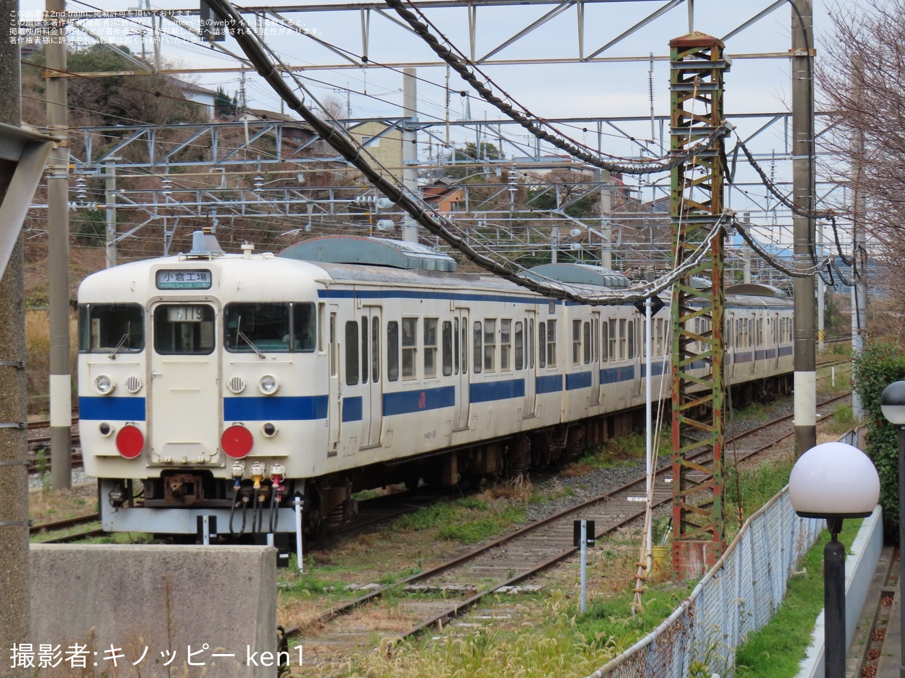 【JR九】疎開している415系Fo-119編成に反射板取り付けと前面行き先幕「小倉工場　ありがとう415系100番台」が確認の拡大写真