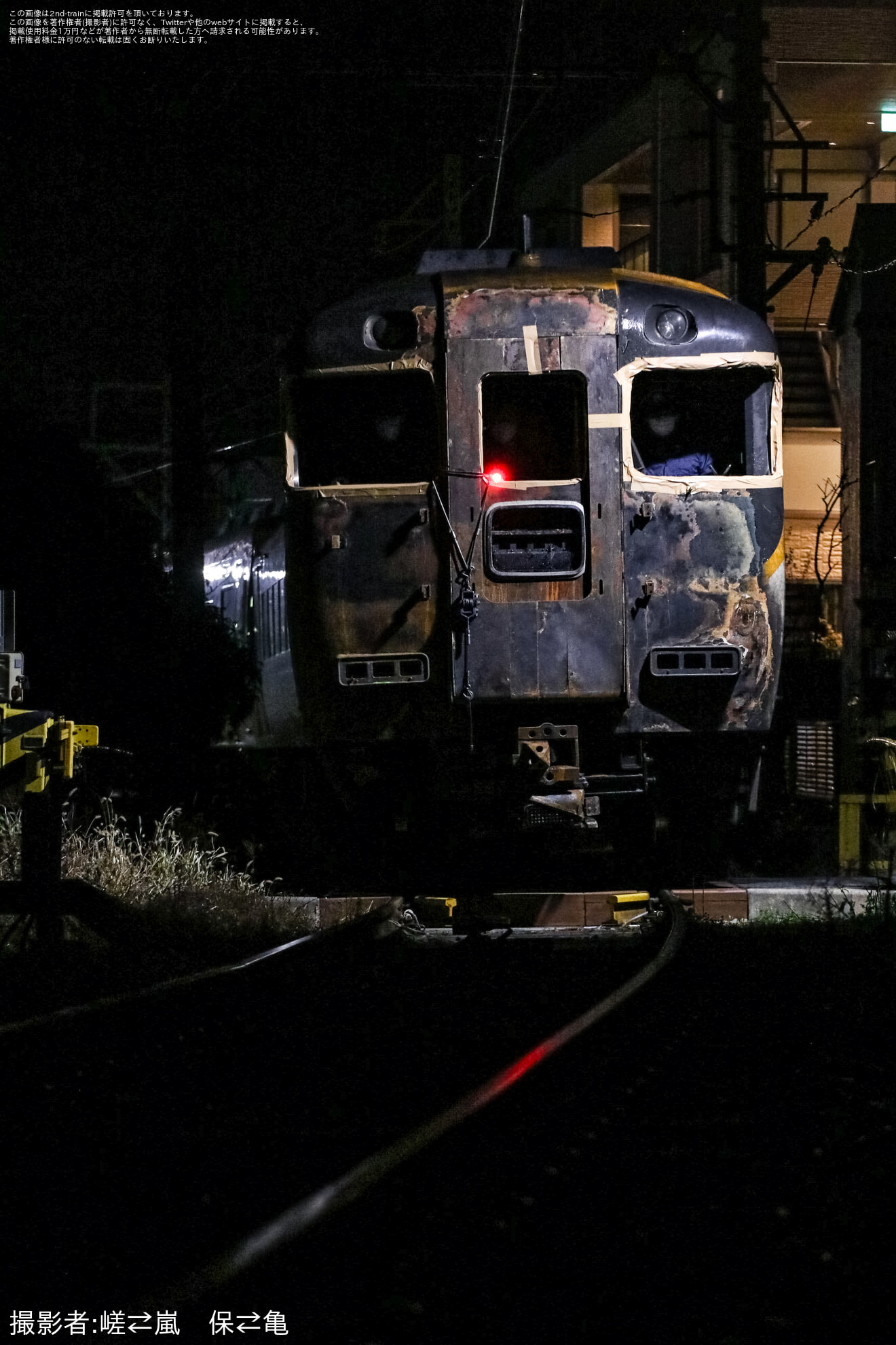 【近鉄】新祝園駅にて発生した事故により黒く焼け焦げた12400系NN01が五位堂へ回送の拡大写真