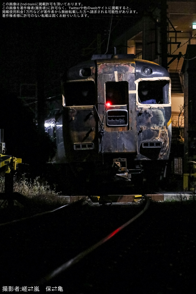 【近鉄】新祝園駅にて発生した事故により黒く焼け焦げた12400系NN01が五位堂へ回送を不明で撮影した写真