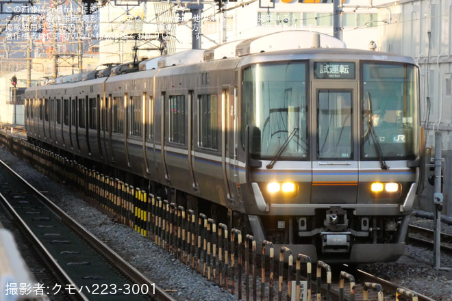 【JR西】223系P01編成が湖西線内で機器性能試験を向日町駅で撮影した写真