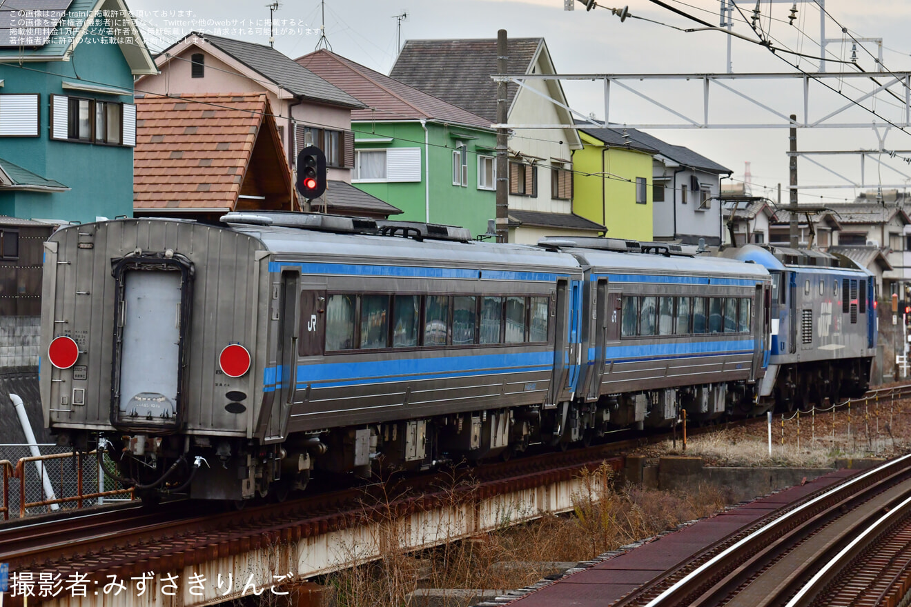 【JR四】キハ185系2両(キハ185-1016+キハ185-1017)が高松から西小倉へ甲種輸送の拡大写真