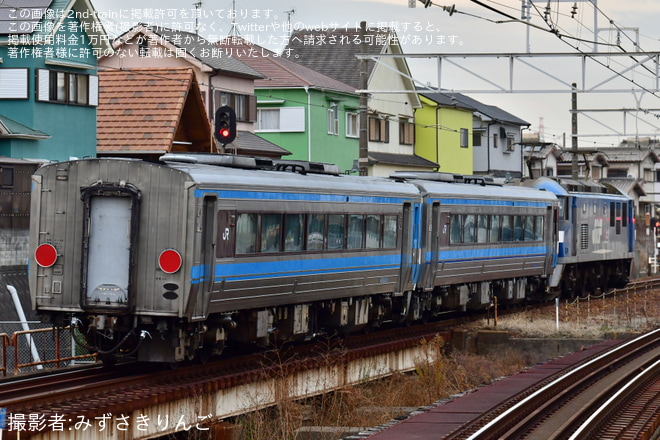 【JR四】キハ185系2両(キハ185-1016+キハ185-1017)が高松から西小倉へ甲種輸送を曽根駅で撮影した写真