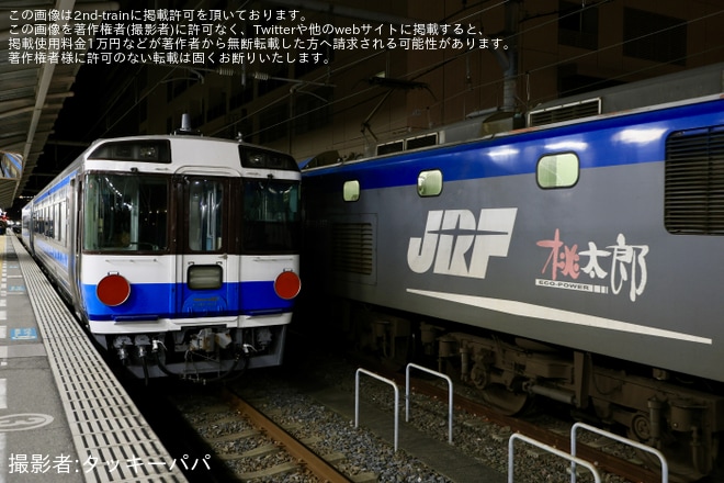 【JR四】キハ185系2両(キハ185-1016+キハ185-1017)が高松から西小倉へ甲種輸送を高松駅で撮影した写真