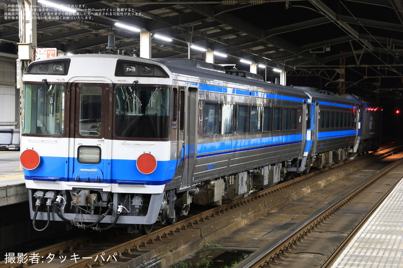 【JR四】キハ185系2両(キハ185-1016+キハ185-1017)が高松から西小倉へ甲種輸送の拡大写真