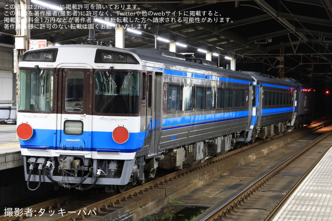 【JR四】キハ185系2両(キハ185-1016+キハ185-1017)が高松から西小倉へ甲種輸送を児島駅で撮影した写真