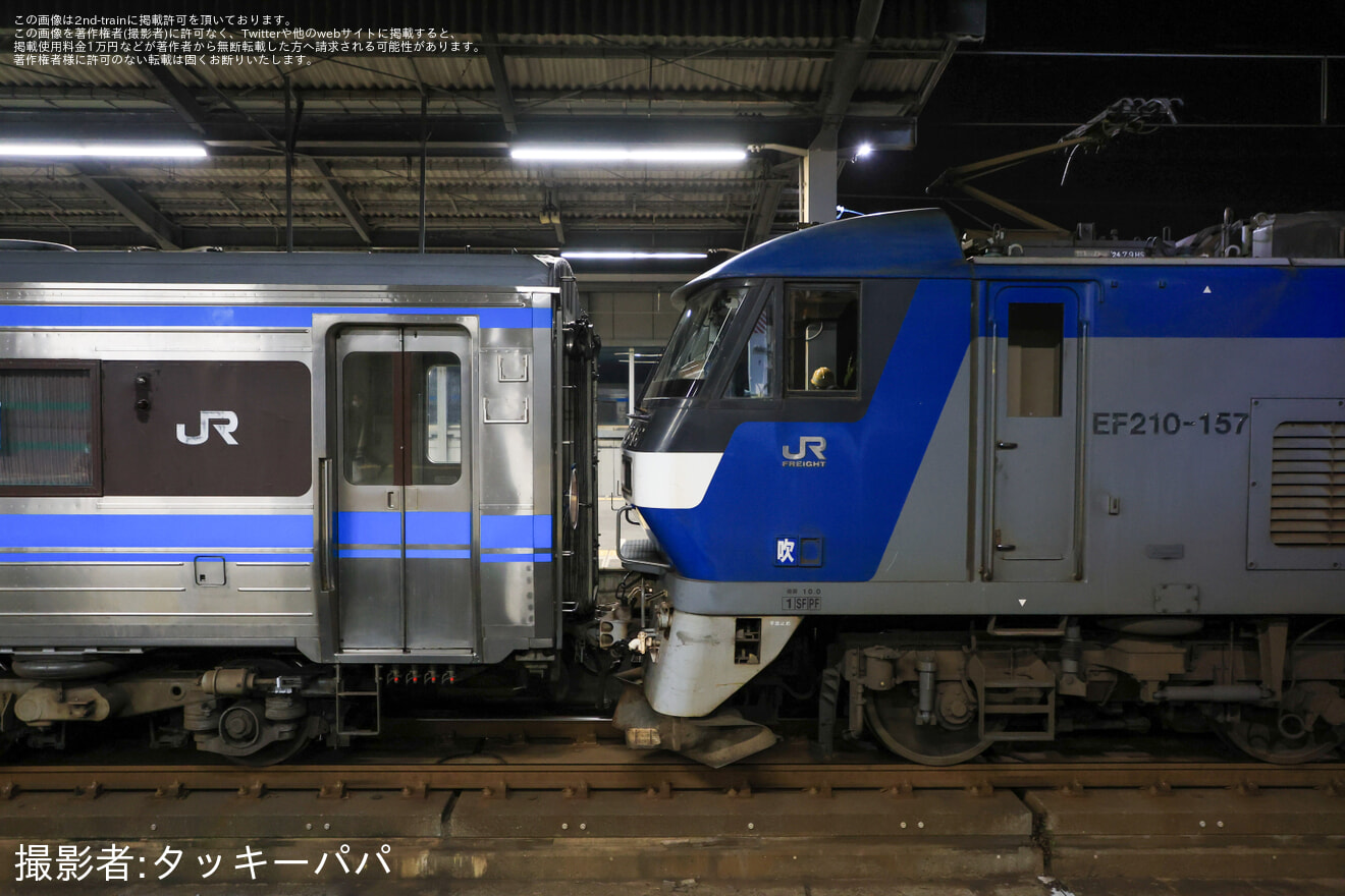 【JR四】キハ185系2両(キハ185-1016+キハ185-1017)が高松から西小倉へ甲種輸送の拡大写真