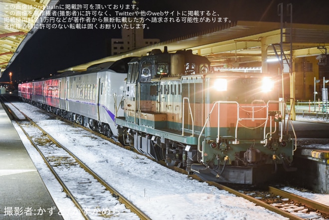 【JR北】キハ261系6両がDE10-1661の牽引で釧路まで救援回送を釧路駅で撮影した写真