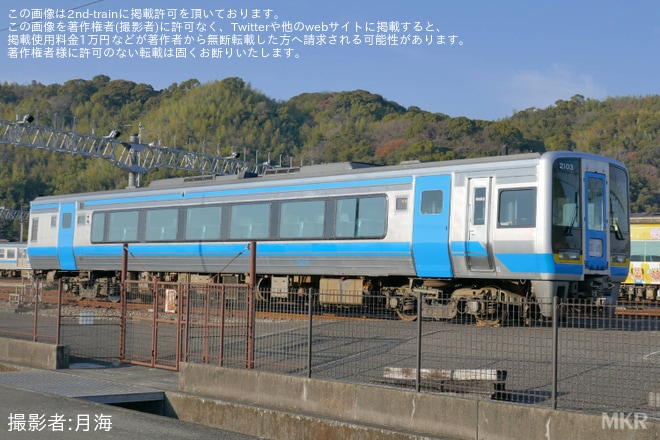 【JR四】アンパンマン列車25周年記念 「復刻!初代アンパンマン列車」ラッピングが運転を終え通常塗装にを不明で撮影した写真