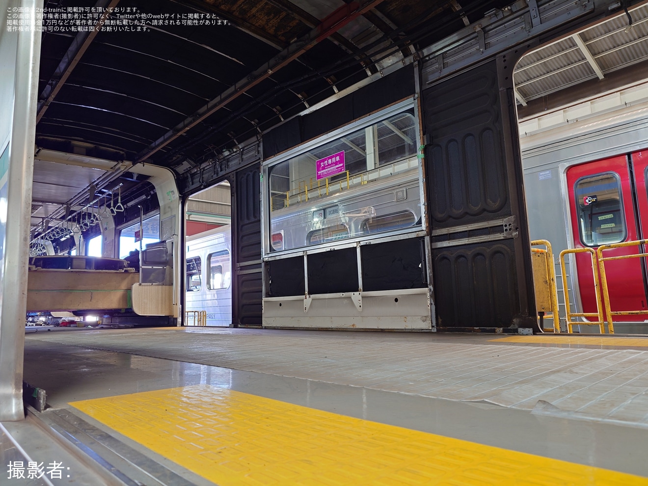 【JR九】JR九州へ譲渡された元東臨70-000形Z9編成が内装撤去され小倉工場鉄道ランドで公開の拡大写真