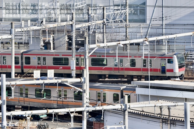 【JR東】E233系サイ103編成が京葉線へ転用へ、京葉車両センター所属車両と同じ帯色に変更を東京総合車両センター付近で撮影した写真