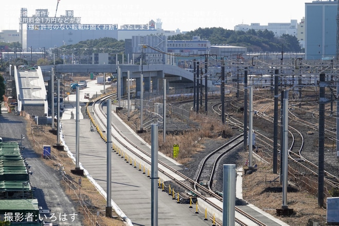 【JR東】大井ふ頭付近の大汐線で架線柱の建植が進む（羽田空港アクセス線関連工事）を不明で撮影した写真