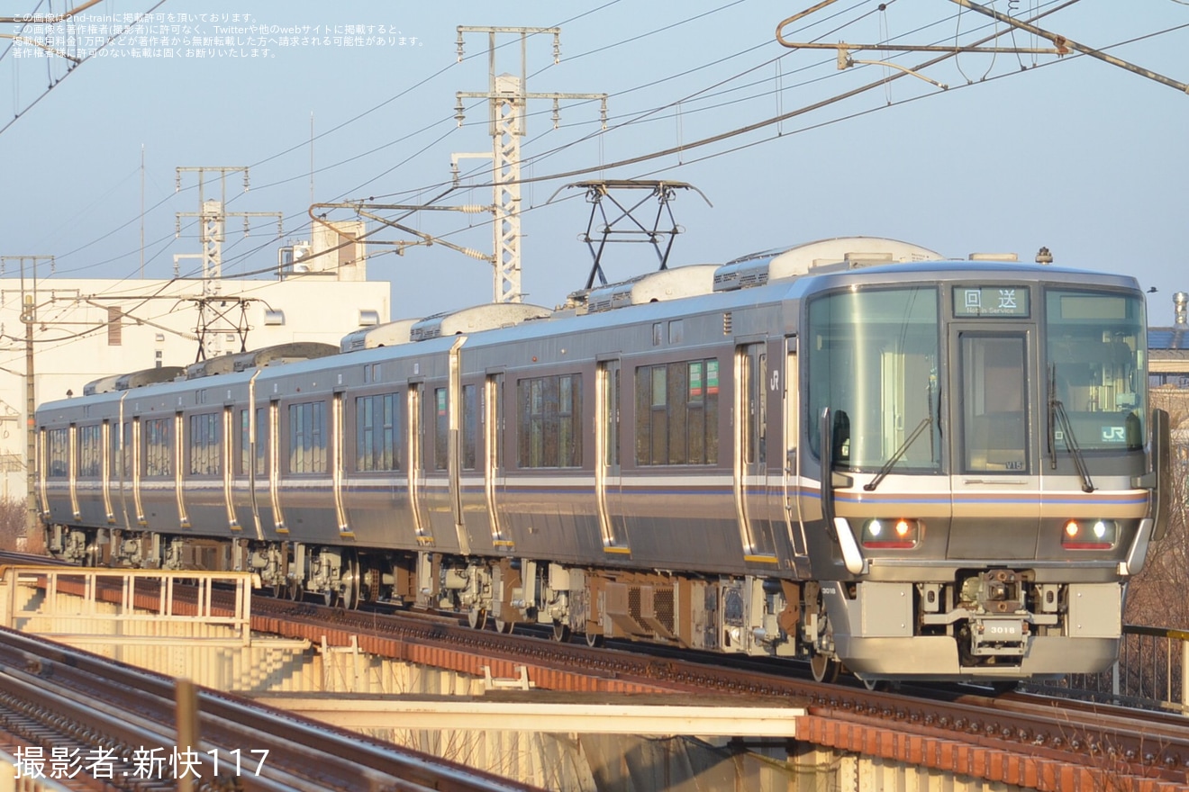 【JR西】223系V15編成が後藤総合車両所本所で223系初となる更新工事を終え回送の拡大写真