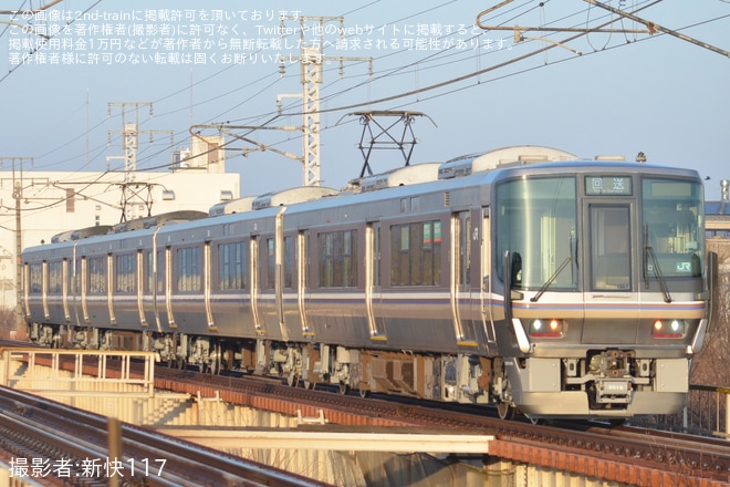 【JR西】223系V15編成が後藤総合車両所本所で223系初となる更新工事を終え回送を不明で撮影した写真