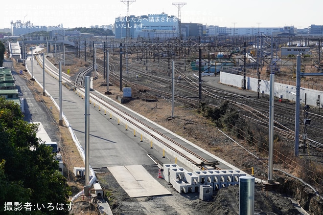 【JR東】大井ふ頭付近の大汐線で架線柱の建植が進む（羽田空港アクセス線関連工事）を不明で撮影した写真