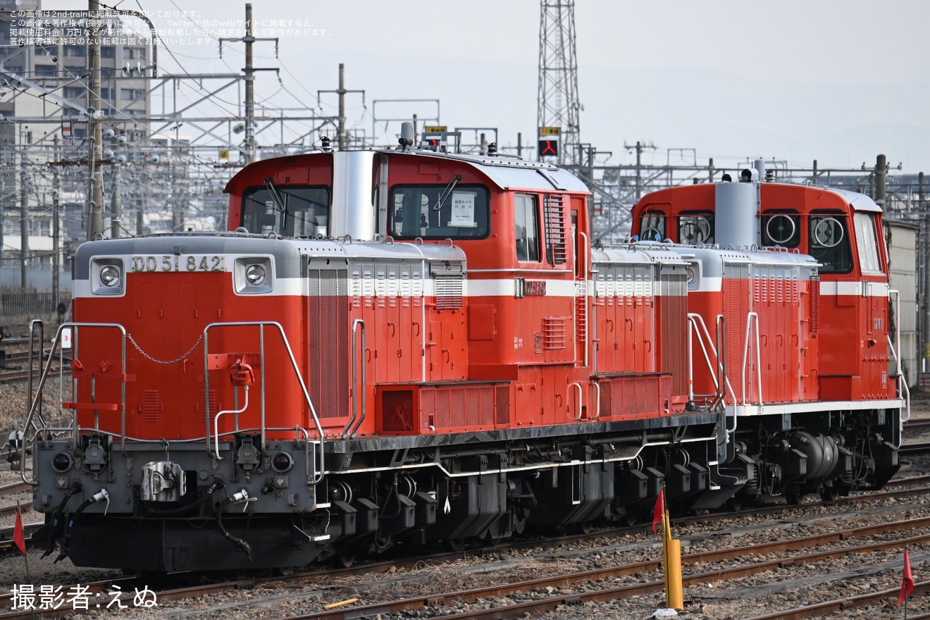 【JR東】DD51-842+DD16-11+DE10-1704が入換用の機械に牽引され構内移動の拡大写真