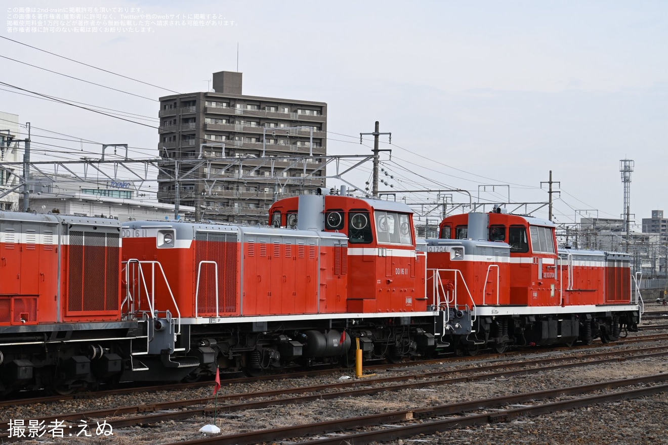 【JR東】DD51-842+DD16-11+DE10-1704が入換用の機械に牽引され構内移動の拡大写真