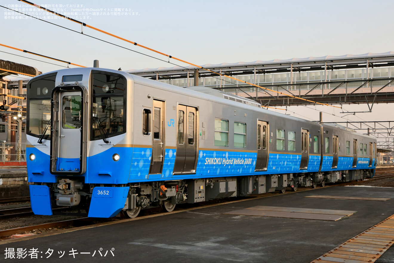 【JR四】3600系ハイブリッド気動車が多度津工場入場の拡大写真