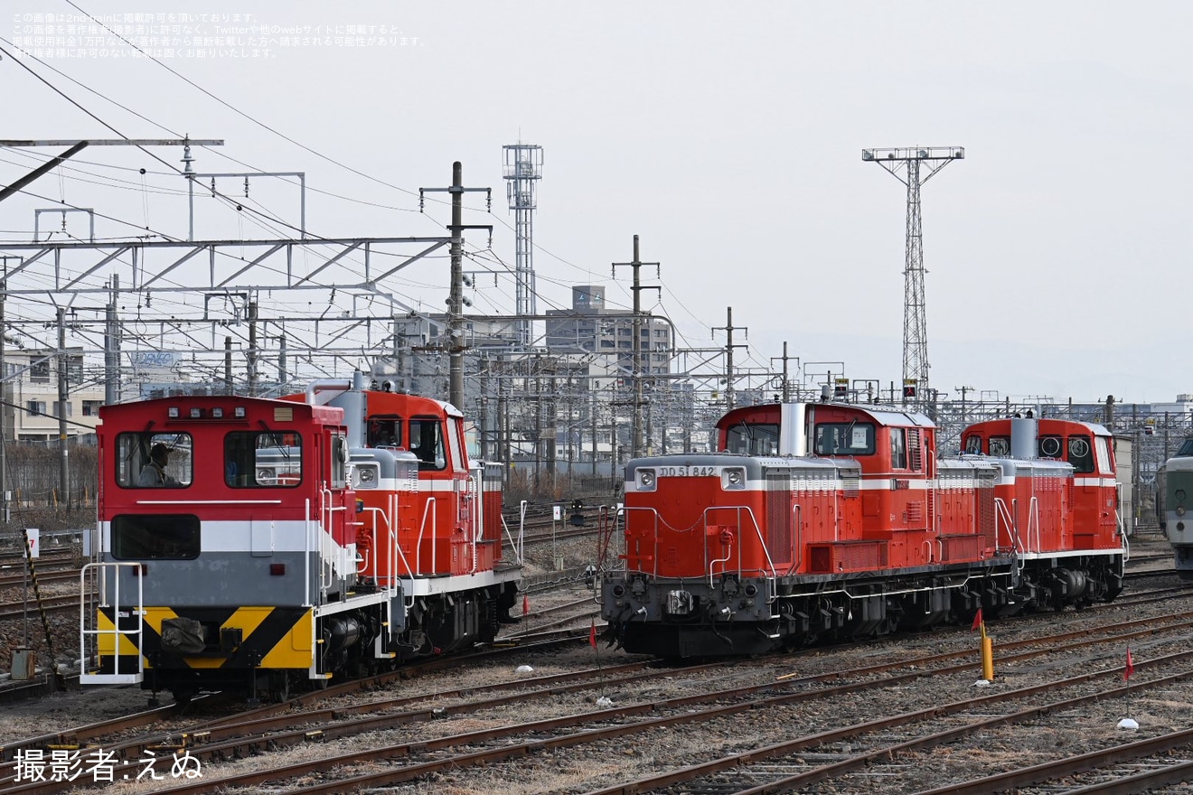【JR東】DD51-842+DD16-11+DE10-1704が入換用の機械に牽引され構内移動の拡大写真