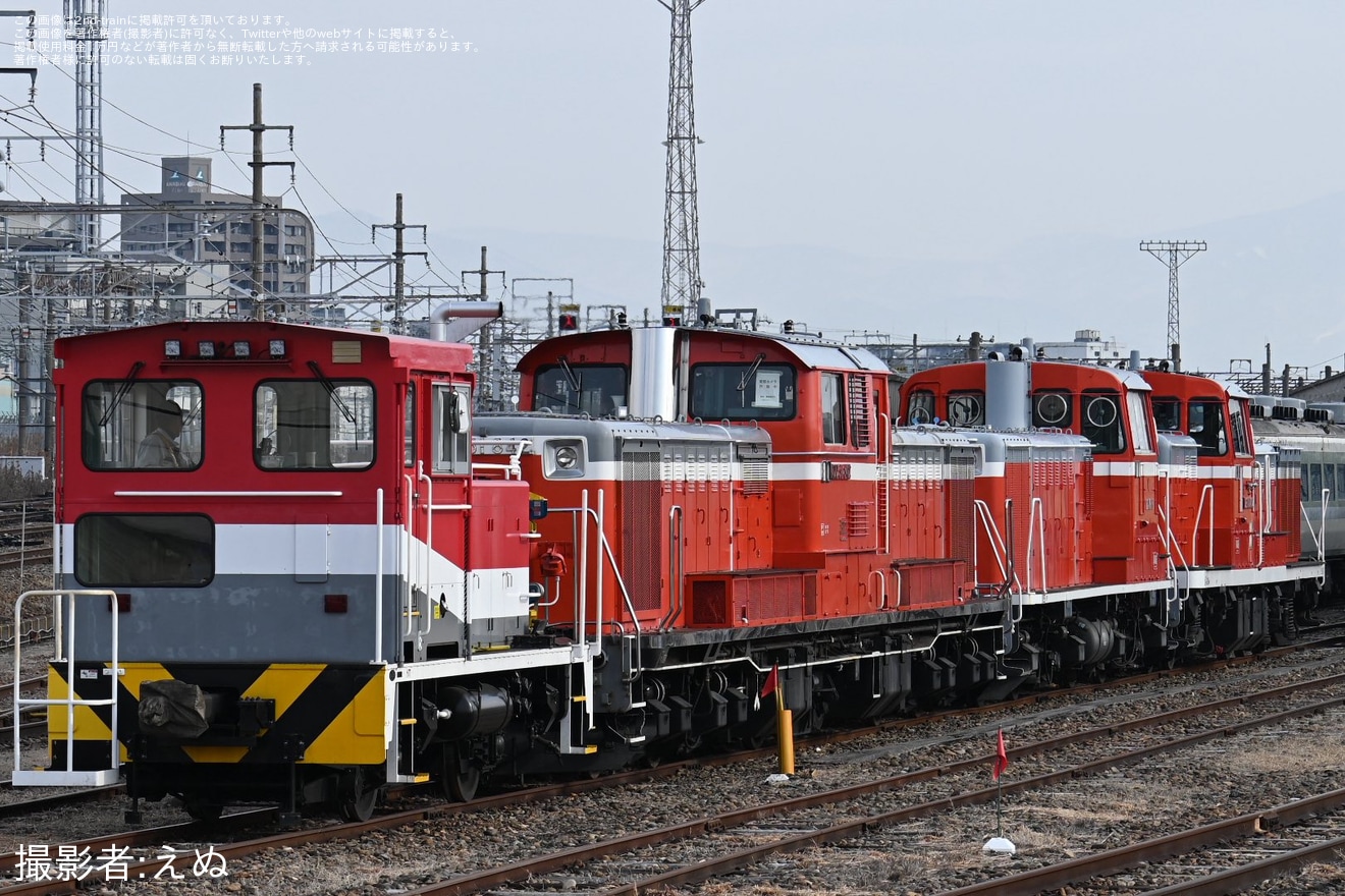【JR東】DD51-842+DD16-11+DE10-1704が入換用の機械に牽引され構内移動の拡大写真