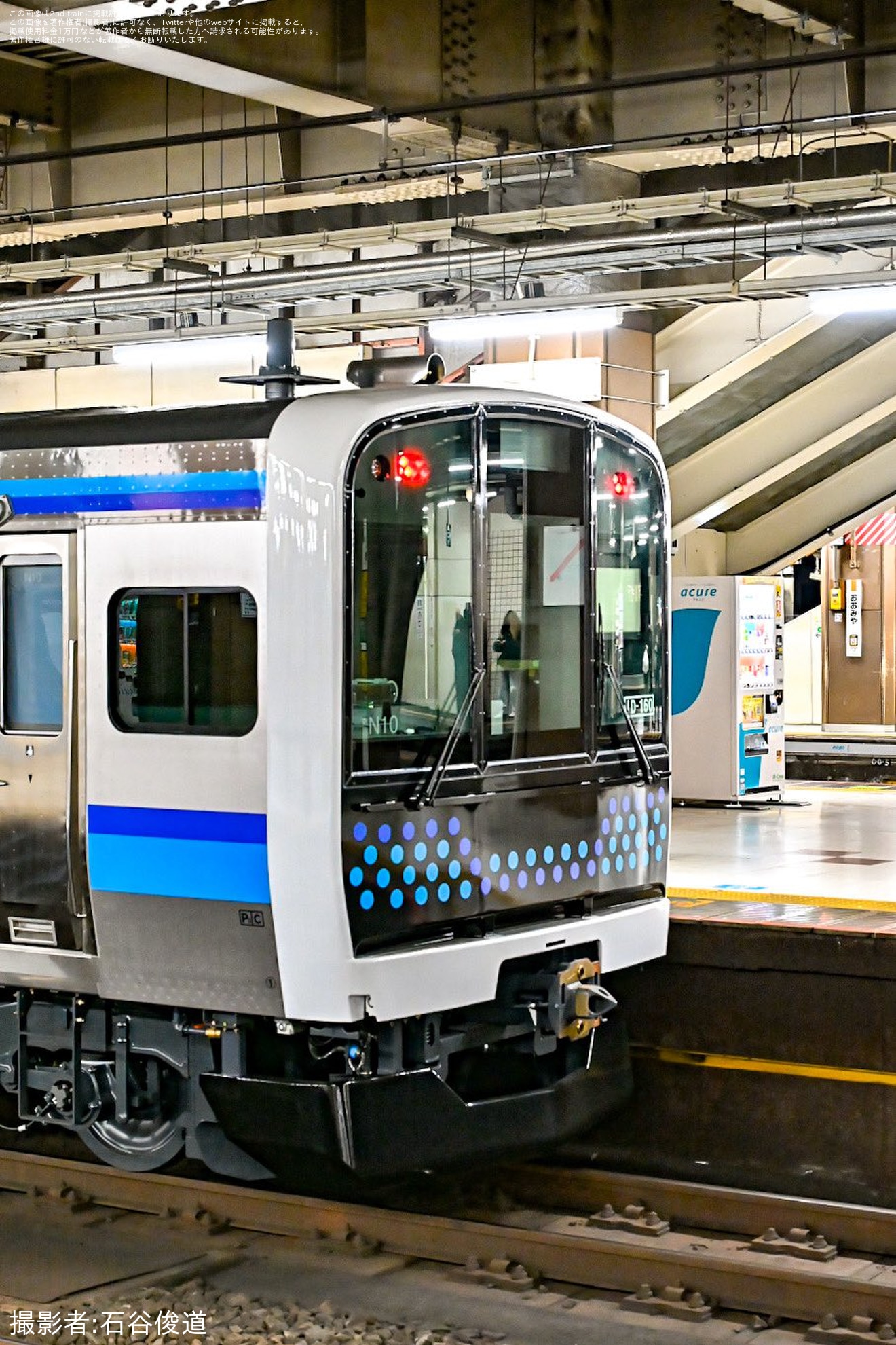 【JR東】E131系800番台N10編成 新潟車両センターから配給輸送の拡大写真