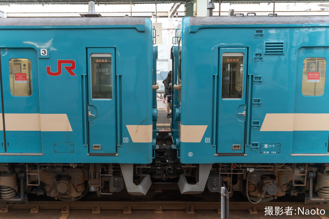 【JR九】103系1500番台E-17編成が103系E-12編成に救援され国鉄色6連で運転の拡大写真