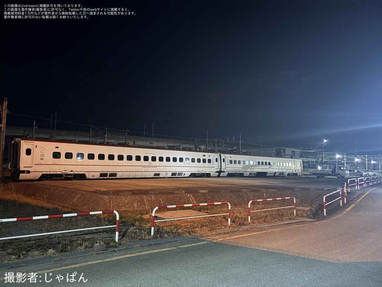 【JR九】2016年熊本地震で被災して保存されていた800系新幹線U005編成の1号車が保管されていた場所から移動の拡大写真