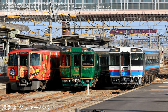 【JR四】キハ185系キハ185-3107が検査を終えて多度津工場出場を多度津駅で撮影した写真