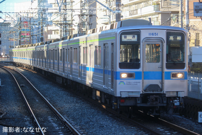 【東武】10030型11651Fの柏方先頭車の方向幕が太字幕にを不明で撮影した写真