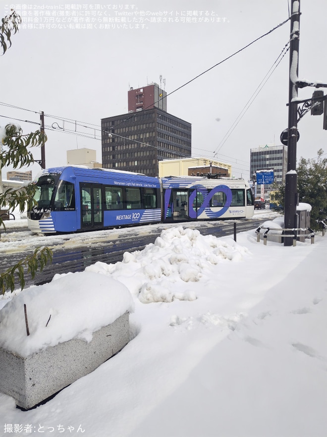 【万葉線】MLRV1000形第4編成が高岡市内の広小路電停付近で脱線を不明で撮影した写真