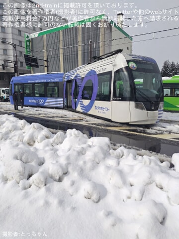 【万葉線】MLRV1000形第4編成が高岡市内の広小路電停付近で脱線