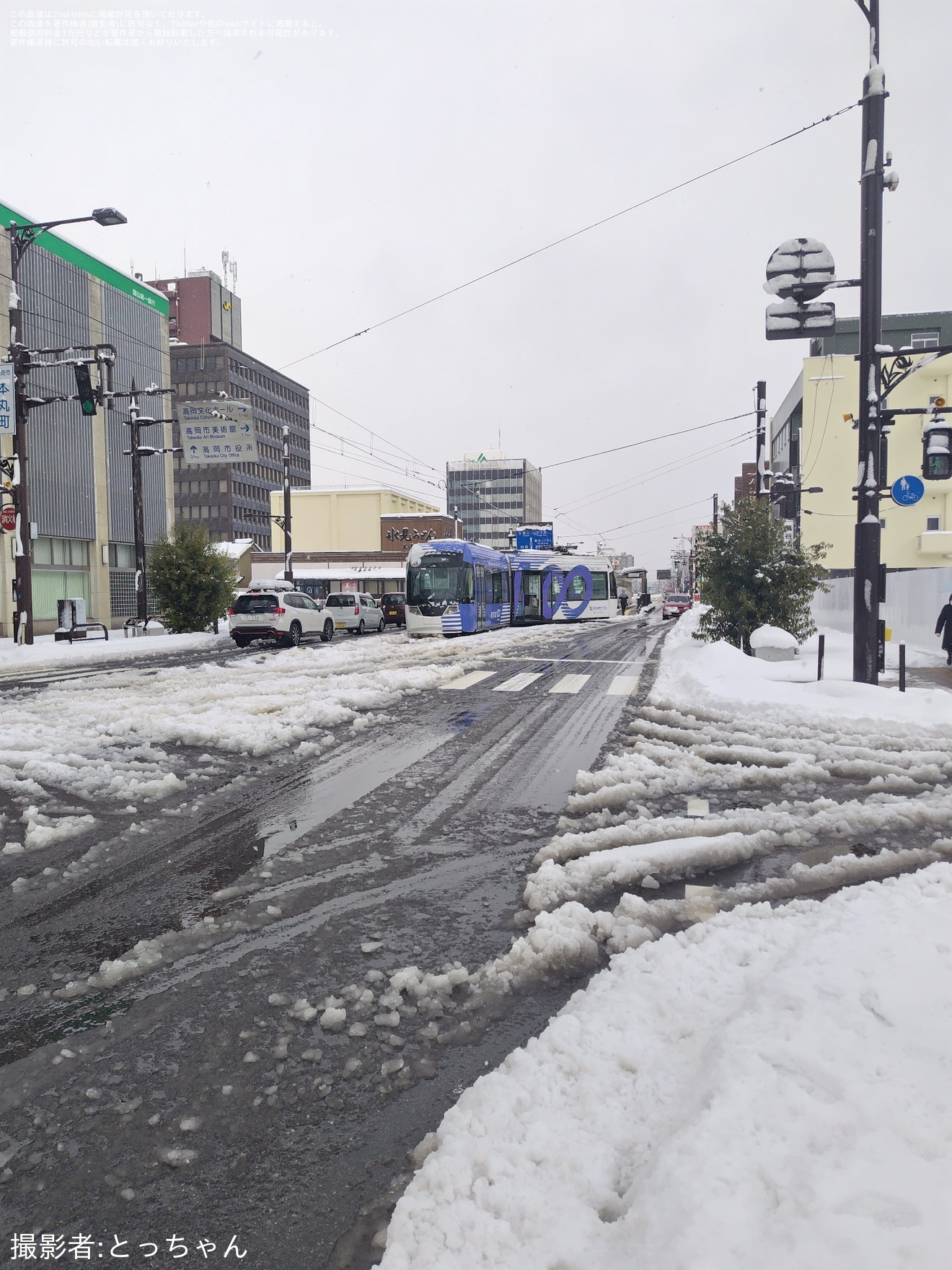【万葉線】MLRV1000形第4編成が高岡市内の広小路電停付近で脱線の拡大写真