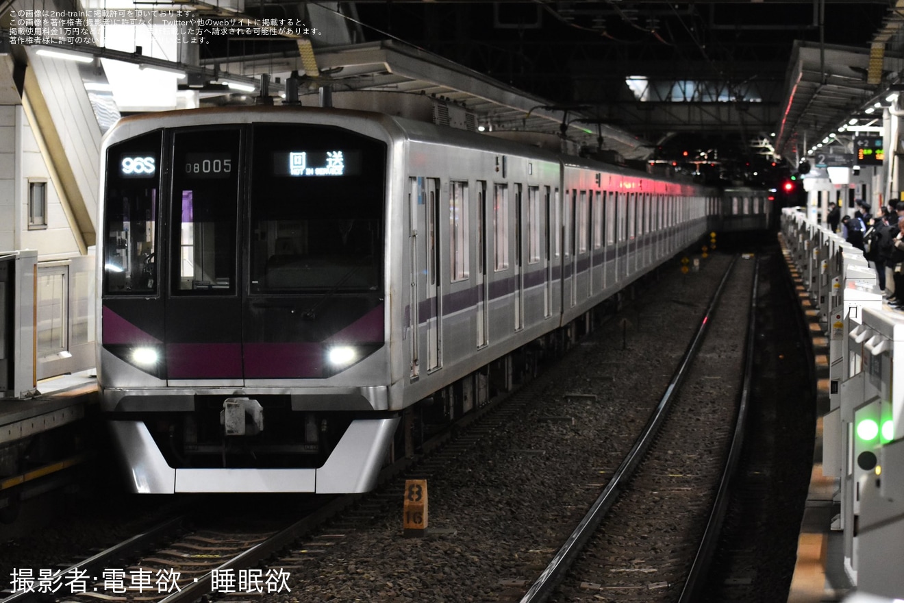 【メトロ】08系08-105Fを使用した清澄白河駅（1番線／A線）でのホームドア設置に向けた部材輸送の拡大写真